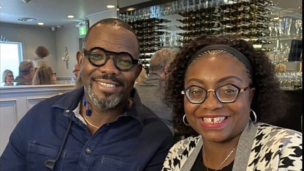 Okey Bakassi et son épouse Ezinne posent souriants dans un restaurant