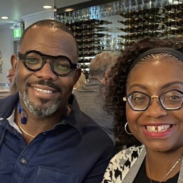 Okey Bakassi et son épouse Ezinne posent souriants dans un restaurant