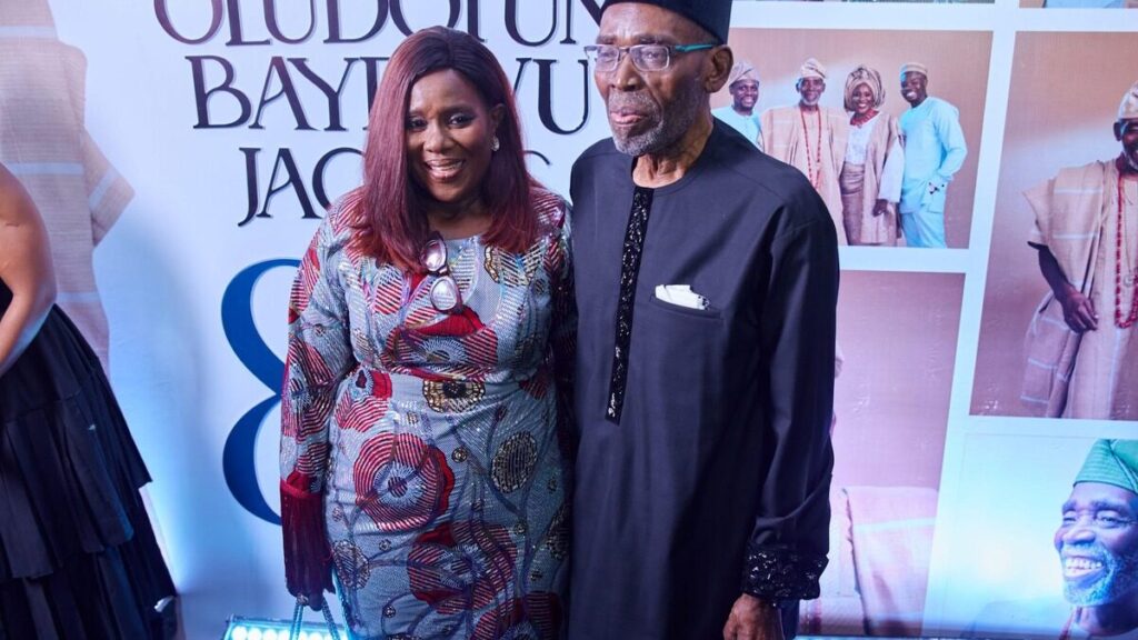 Olu Jacobs aux côtés de Joke Silva