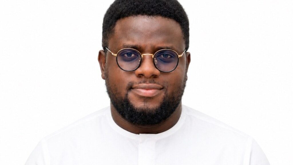 Portrait en studio d’un homme portant des lunettes