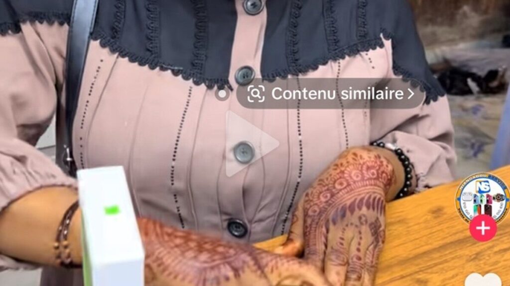 Créatrice tenant un smartphone dans une vidéo de réseau social
