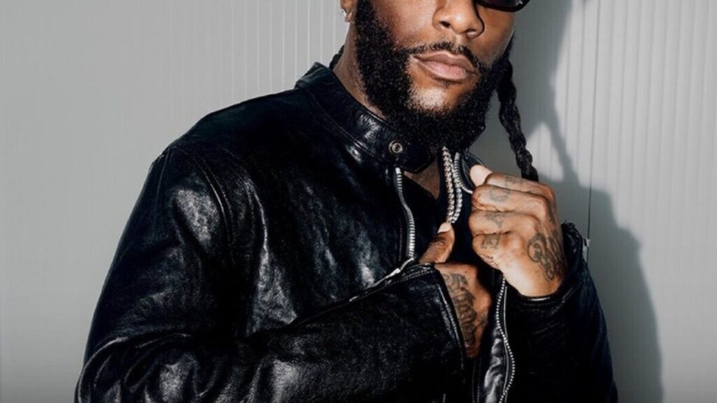 Artiste Burna Boy photographié dans une annonce de spectacle