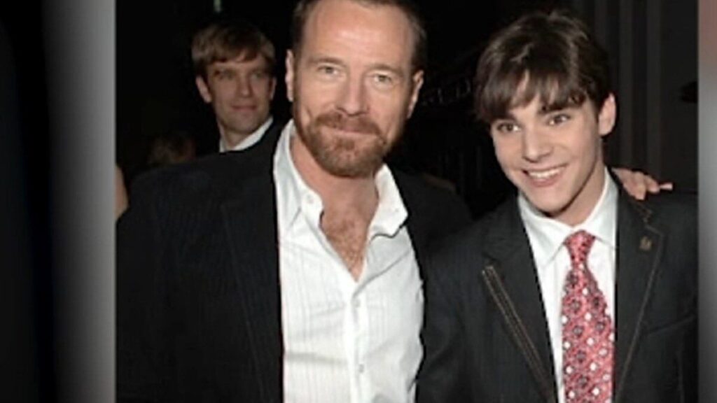 Bryan Cranston et RJ Mitte posent côte à côte lors d’une soirée