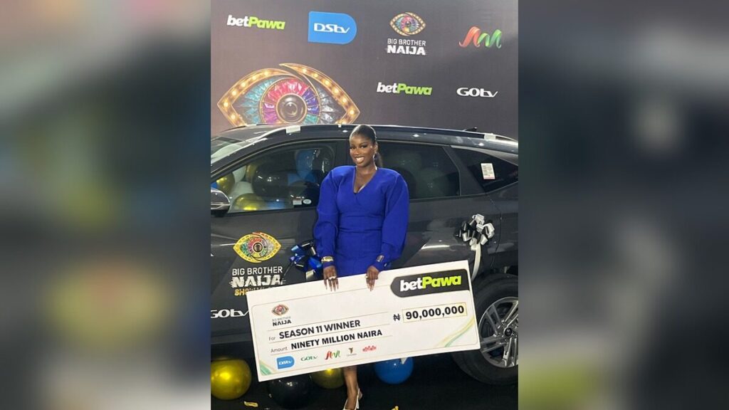 Temi Nkem pose devant le véhicule reçu après sa victoire à Big Brother Naija