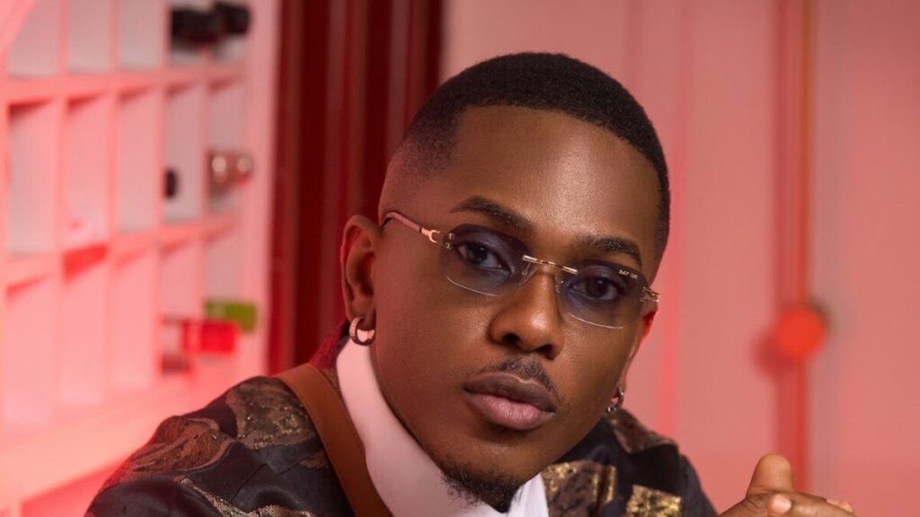 Portrait de l’acteur nigérian Timini Egbuson portant des lunettes teintées