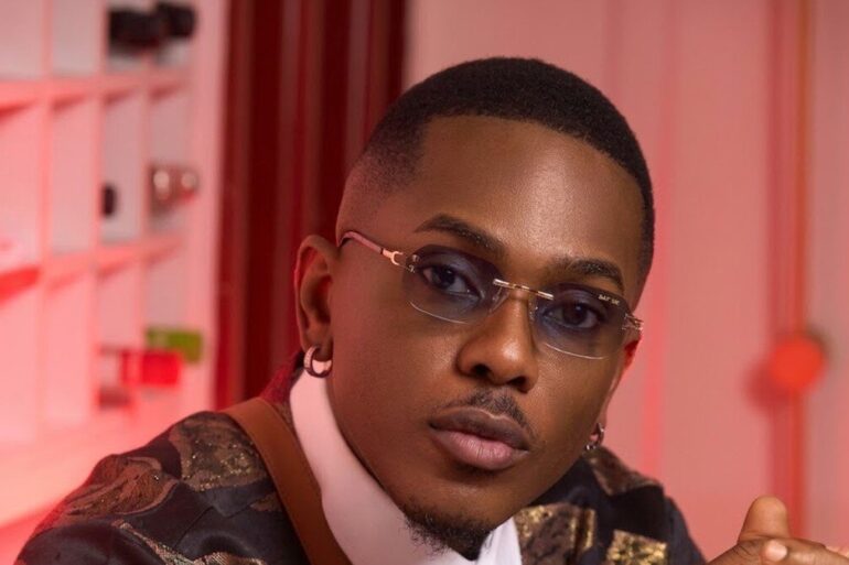 Portrait de l’acteur nigérian Timini Egbuson portant des lunettes teintées