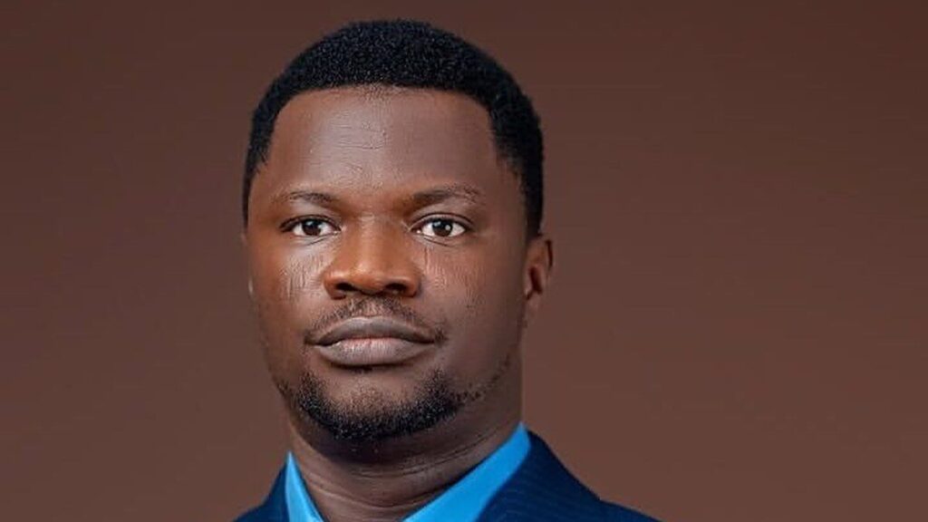 Portrait du chanteur gospel nigérian Toluwanisings en costume