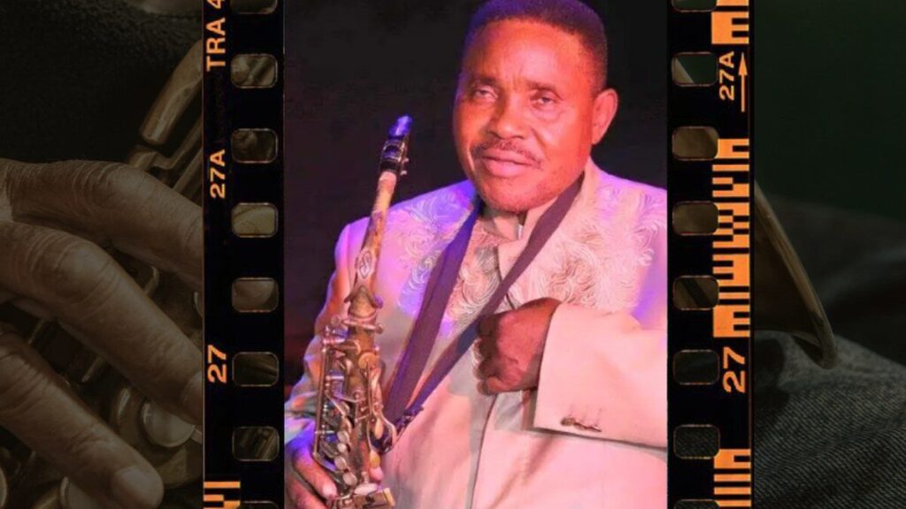 Portrait photographique de Verckys Kiamuangana tenant son saxophone