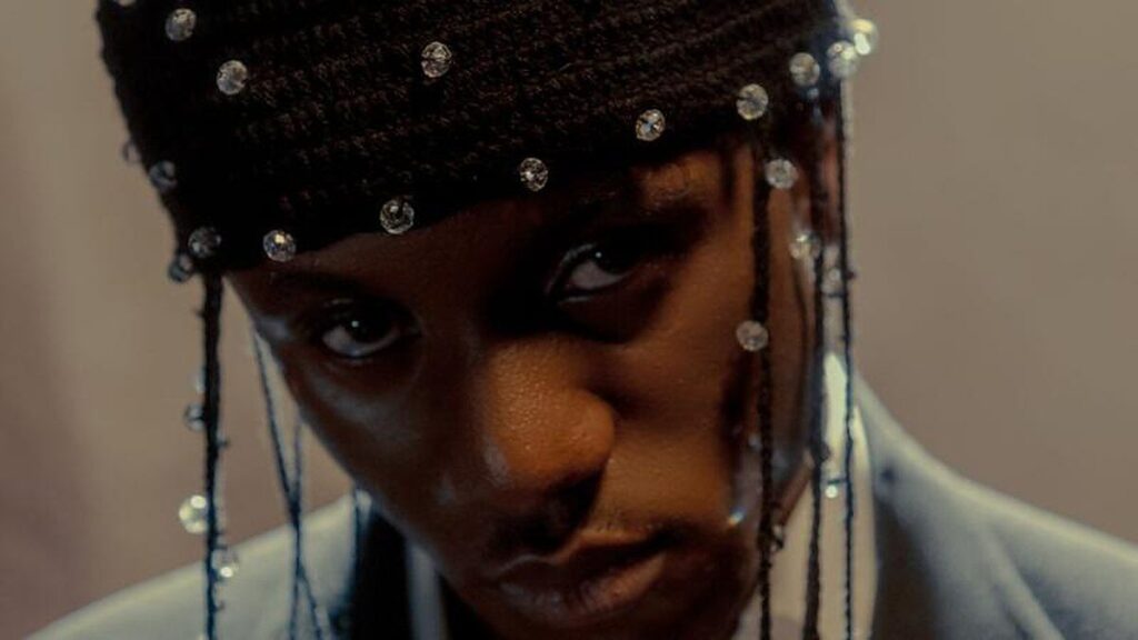Portrait en gros plan du chanteur nigérian Victony