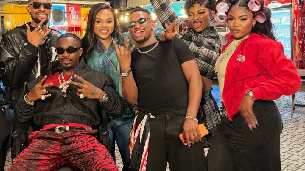 Young Jonn pose avec un groupe d’amis lors d’une soirée en extérieur
