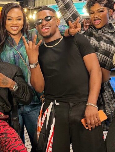 Young Jonn pose avec un groupe d’amis lors d’une soirée en extérieur